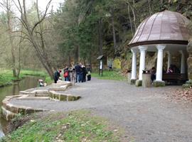 Zázračné studánky: Modlivým dolem za svatou paní